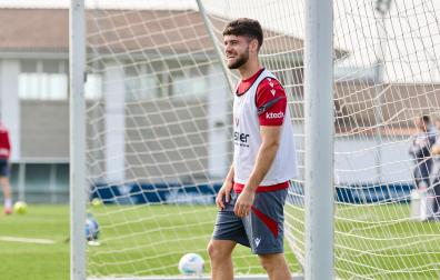 Iker Muñoz, sonriente en la sesión de entrenamiento celebrada este jueves en Tajonar.