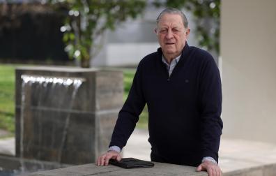 José Emilio Olivera, en el patio interior de su casa de Pamplona