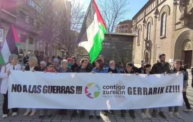 Concentración contra las guerras que convocó el viernes 13 de marzo Contigo Navarra frente a la delegación del Gobierno y a la que asistieron los dirigentes de Podemos, IU y Batzarre