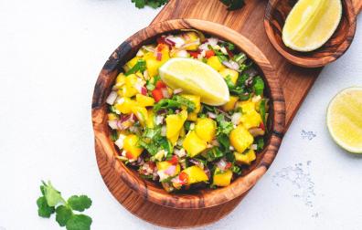 Una de las formas más sencillas de incluirlas en nuestra dieta diaria es añadiéndolas a una ensalada