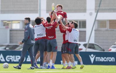 Víctor Muñoz ha sido manteando por sus compañeros al recibir la noticia en el entrenamiento