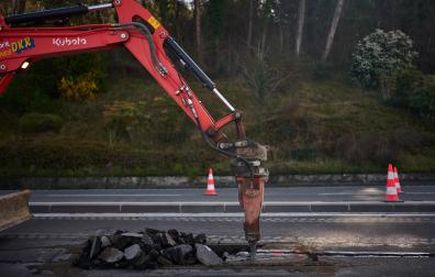 Un taladro levanta ayer el pavimento en una de las catas realizadas para conocer el alcance de las grietas aparecidas en la calzada