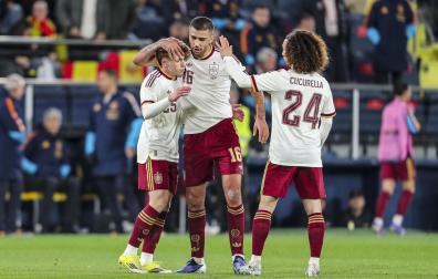 Víctor Muñoz recibe el abrazo de Rodri Hernández tras el gol que marcó a los pocos minutos de saltar al césped de La Cerámica
