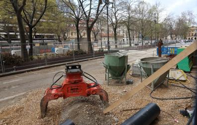 Hormigoneras en el andén central del paseo de Sarasate en obras
