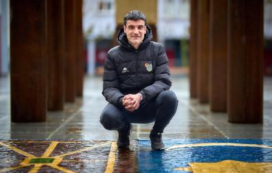 MIguel Etxeberria Angulo, posando junto a la calle Mayor y el Ayuntamiento de Villava
