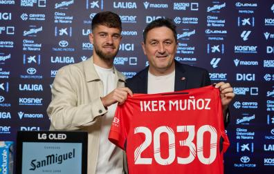 Iker Muñoz y Braulio Vázquez posan en la rueda de prensa por la renovación del centrocampista rojillo