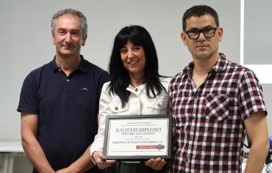 Por la izquierda: Félix Ajuria (presidente de la denominación Idiazábal) junto a Erkuden Elbusto  (directiva de La Vasco Navarra)y Gorka Pérez de Albéniz (director y propietario de La Vasco Navarra)
