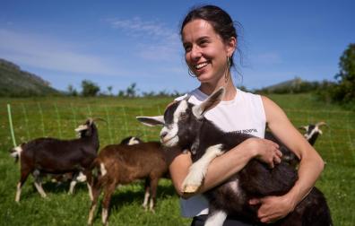 Irati Campion Lezaun, con una de sus cabras en una de las praderas donde las alimenta