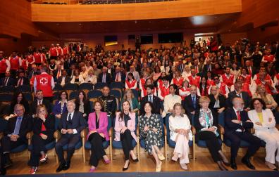 La reina Letizia presenció la gala junto a la presidenta María Chivite y la presidenta de Cruz Roja España, María del Mar Pageo.