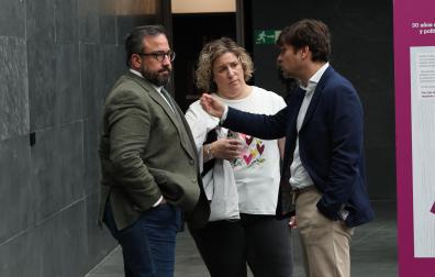El socialista Javier Remírez; el portavoz de Geroa Bai, Pablo Azcona, y la secretaria de Organización del Partido Socilaista Esther Iso, conversan en el Atrio de la Cámara