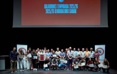 Los diferentes galardonados en la gala, junto a los autoridades en la foto final con la que ha acabado la ceremonia