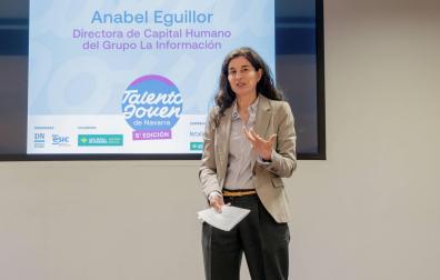 Anabel Eguíllor, directora de Capital Humano de Grupo La Información, durante la presentación de Talento Joven de Navarra 2026