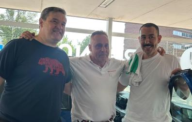 Jokin Zuasti, en el centro, llega acompañado de dos amigos a Urgencias del Hospital Universitario de Navarra.