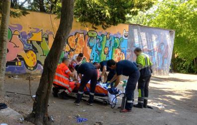 El herido, atendido en el lugar por los servicios sanitarios.