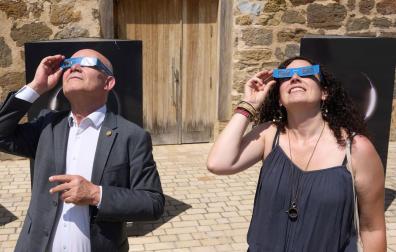 Observar el eclipse sin unas gafas adecuadas y homologadas (deben cumplir la norma internacional ISO 12312-2) puede ocasionar daños irreversibles en los ojos