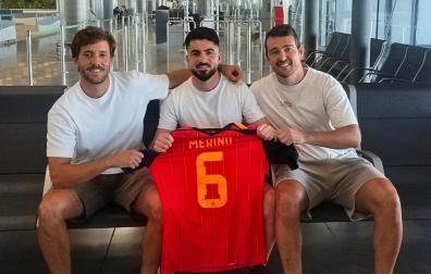 Unai Roldán, Álvaro Garrido e Ismael Arratibel, esta mañana en el aeropuerto de Barajas