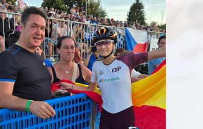 La nueva campeona europea júnior Paula Rodríguez, junto a sus padres Iván y Edurne nada más lograr su oro en el 10.000m Puntos