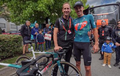Juanjo Oroz, junto con Urko Berrade, justo después de ganar la etapa de la Vuelta a España de hace un par de años