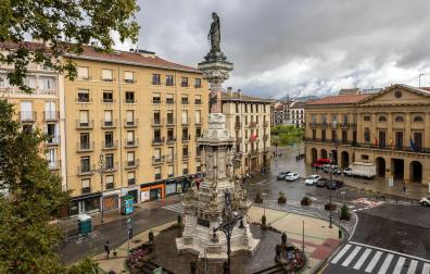 El Palacio de Navarra, sede del Gobierno foral, con el Monumento a los Fueros en primer término, en el Paseo de Sarasate.