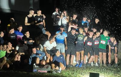 Los vencedores, festejando en el podio del Cross Nocturno en Bera