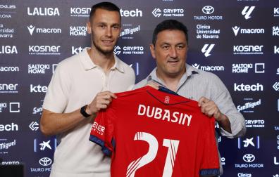 El nuevo delantero de Osasuna Jonathan Dubasin, en su presentación, junto a Braulio Vázquez