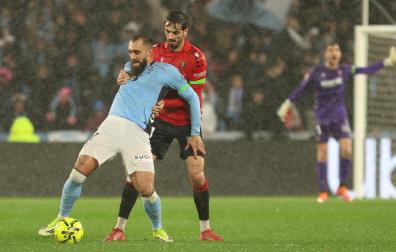 Catena y Borja Iglesias mantuvieron un buen duelo durante el partido. EFEVIGO (PONTEVEDRA), 06/02/2026.- El delantero del Celta Borja Iglesias (i) protege un balón ante Alejandro Catena, de Osasuna, durante el partido de LaLiga que Celta de Vigo y CA Osasuna disputan este viernes en el estadio de Balaídos. EFE/Salvador SasAlejandro Catena cubre la espalda de Borja Iglesias en el último partido de Osasuna en Vigo. EFE