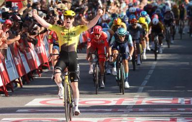 El ciclista británico James Matthew Brennan, del equipo Visma-Lease a Bike, cruzando la línea de meta para ganar la segunda etapa de la Vuelta