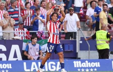 El delantero del Atlético Guiuliano Simeone celebrando tras marcar el segundo gol