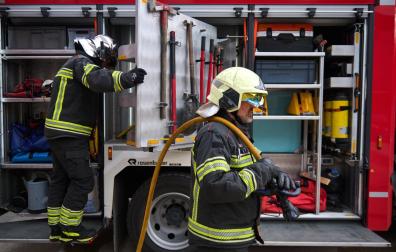 Bomberos de Navarra, junto a un camión