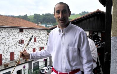 Bixente Igarzabal, cuando tiró el cohete en las fiestas de Lesaka de 2018