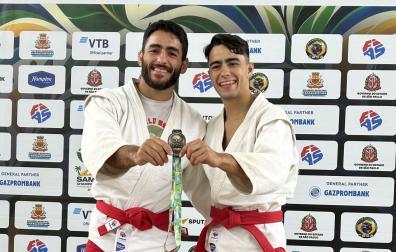 Los hermanos Ibai (izquierda) y Gorka (derecha) posan junto al oro conseguido por el hermano menor en el Mundial Absoluto de Sambo Playa celebrado en Brasl
