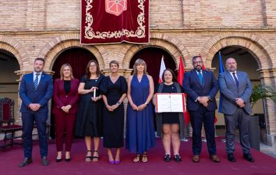 De izquierda a derecha: Alejandro Toquero, Alicia Echeverría (delegada Gobierno en Navarra), Claudia Poblete Hlaczik, María Chivite, Ana Ollo (consejera de Memoria y Convivencia), Adriana Metz-Romero, Javier Remírez (consejero de Presidencia e Igualdad), y José Luis Arasti (consejero de Economía y Hacienda).