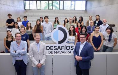 En primera fila: Fernando Hernández (subdirector de Transformación Digital de Diario de Navarra), Mikel Galar (catedrático de la UPNA) y Alejandro Néstor García (Profesor Titular de la UN). En tercera fila: Nacho Calvo (subdirector de Diario de Navarra), Mercedes Medina (catedrática de la UN), Miguel Ángel Riezu (director de Diario de Navarra) y Yulen Garmendia (responsable de Opinión de Diario de Navarra) junto a alumnos de segundo curso de Comunicación Audiovisual de la Universidad de Navarra.
