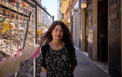 Natalia Ecay, junto a su local de García Castañón