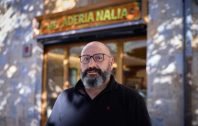 Vicente Serrano frente a la heladería Nalia de paseo de Sarasate 10