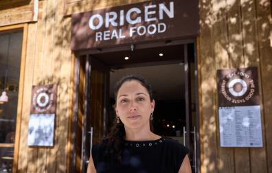 Yeleny Delgado, junto a su restaurante Origen de paseo de Sarasate, 6