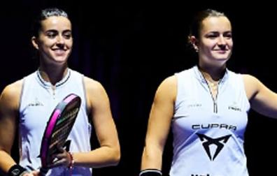 Claudia Fernández y Martina Calvo saltan a la pista central del Rotterdam Ahoy para disputar el choque de cuartos de final