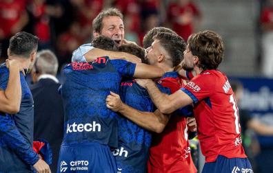 La foto que eligió Ramis en su mensaje de despedida, abrazado en El Sadar a los jugadores