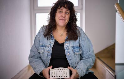Erika Martínez Zubieta (Hondarribi, 1992), con una cuna simbólica con el nombre de su bebé, Eder, que falleció en abril de 2025, un día antes de cumplir dos meses.