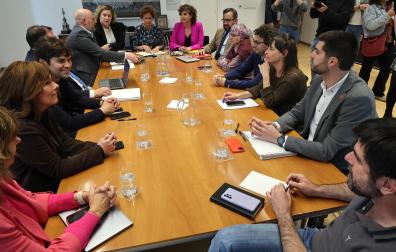 Los socios del Gobierno, reunidos el pasado mayo tras la crisis por los conciertos educativos. De izquierda a derecha: Ana Ollo, Uxue Barkos, Pablo Azcona y Unai Hualde, por Geroa Bai, José Luis Arasti, Esther Iso, la presidenta María Chivite, Ainhoa Unzu y Javier Remírez, por el PSN, y Fátima Andreo, Txema Mauleón, Begoña Alfaro, Carlos Guzmán y Eneko Larrarte, por Contigo Navarra