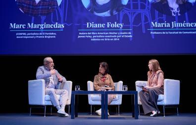 Marc Marginedas junto a Diane Foley (madre de James Foley) y la profesora de la UN, María Jiménez