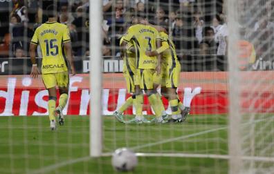 Los jugadores del Villarreal celebran el segundo gol del equipo castellonense durante el encuentro de LaLiga EA Sports que han disputado este sábado Valencia y Villarreal en el estadio de Mestalla