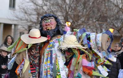 Los zizurtarras celebran sus carnavales y pasean a Tartalo por las calles de la localidad.