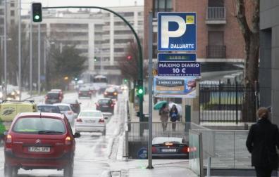 Entrada al aparcamiento de Baluarte, en la avenida del Ejército, con varios carteles de ofertas y promociones del parking. EDUARDO BUXENS