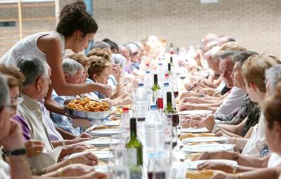 Las fiestas de todas las localidades tienen como ingrediente indispensable la reunión en torno a la mesa. Por lo que los mayores de Ansoáin se dieron cita en el Polideportivo Municipal de la localidad para festejar su día con una comida de hermandad. Antes de la comida acudieron a una eucaristía en su honor y disfrutaron con la actuación del grupo Os Fillos de Breogán.