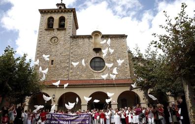 Burlada ha rechazado la violencia machista y ha homenajeado a las víctimas en una concentración celebrada en el marco del 'Día de las Mujeres' que tiene lugar dentro de las fiestas patronales.