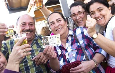 El número 79.140 ha resultado agraciado con el 'Gordo', el primer premio del Sorteo Extraordinario de Lotería de Navidad, dotado con 4.000.000 euros a la serie, 400.000 euros al décimo.