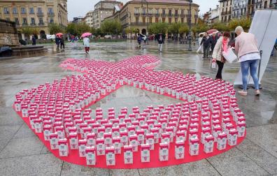 Dentro de los actos de visibilización de la labor de Saray (Asociación Navarra de Cáncer de Mama) que culmina este fin de semana con la carrera solidaria, este colectivo organizó una jornada festiva, reivindicativa e informativa en la plaza del Castillo el sábado 21. El acto principal fue la entrega de premios de la tercera edición del concurso Navarra Rosa por Saray, que estuvo acompañado de bailes, lazos gigantes, grafitis y otras actividades 'en rosa'.