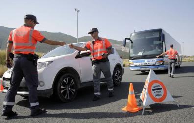 La Policía multa a 12 conductores cada día por usar el móvil en el coche