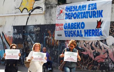 Consuelo Ordóñez irrumpe en un acto por los huidos de ETA y pide "justicia"